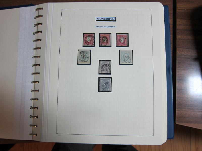 0012 (137).JPG -     Lote:    12      Marcofilia      Lotes Especiais       Descrição:      Portugal.   Colecção especializada de carimbos de duplo círculo, tipo 1852, montada em 4 álbuns Lindner, com selos de diversas emissões e cartas, com estudo minucioso de cada marca. Lote a ver.        Lote       Valor Base:     &euro; 3.000,00     Valor Venda:     Retirado     